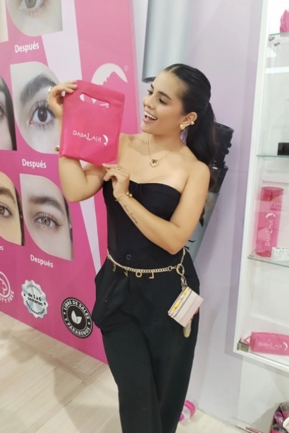 María Camila Camacho en el stand de Dabalash en Expobelleza 2025 – Relaciones Públicas e influencers en Colombia