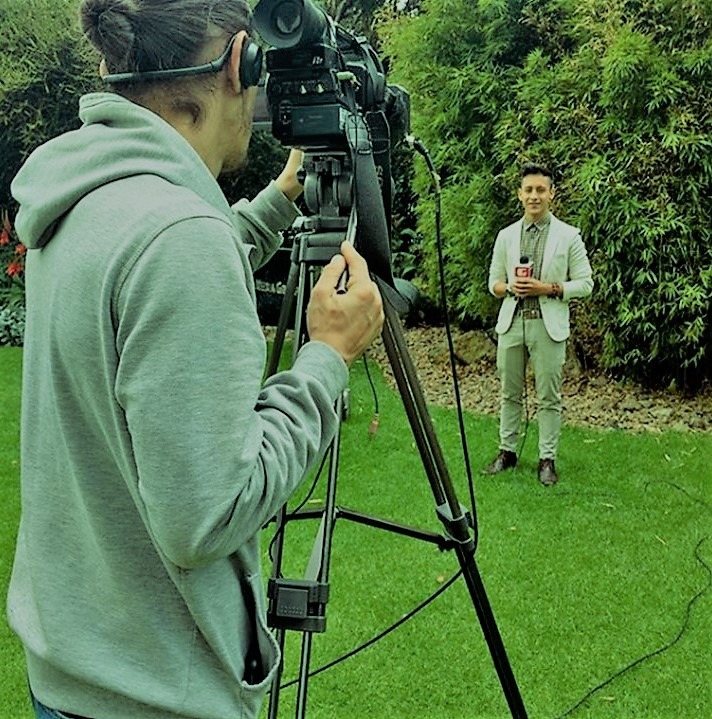 Camarógrafo graba a periodista en ejercicio de entrenamiento a voceros con la agencia Liliana Cortés en Bogotá